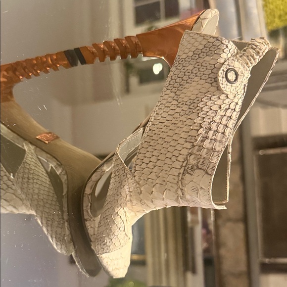 Omelle Elegant Cream/Grey Skin Sandals 37 1/2 - Bronze Stacked Heel NEVER worn - Picture 4 of 12